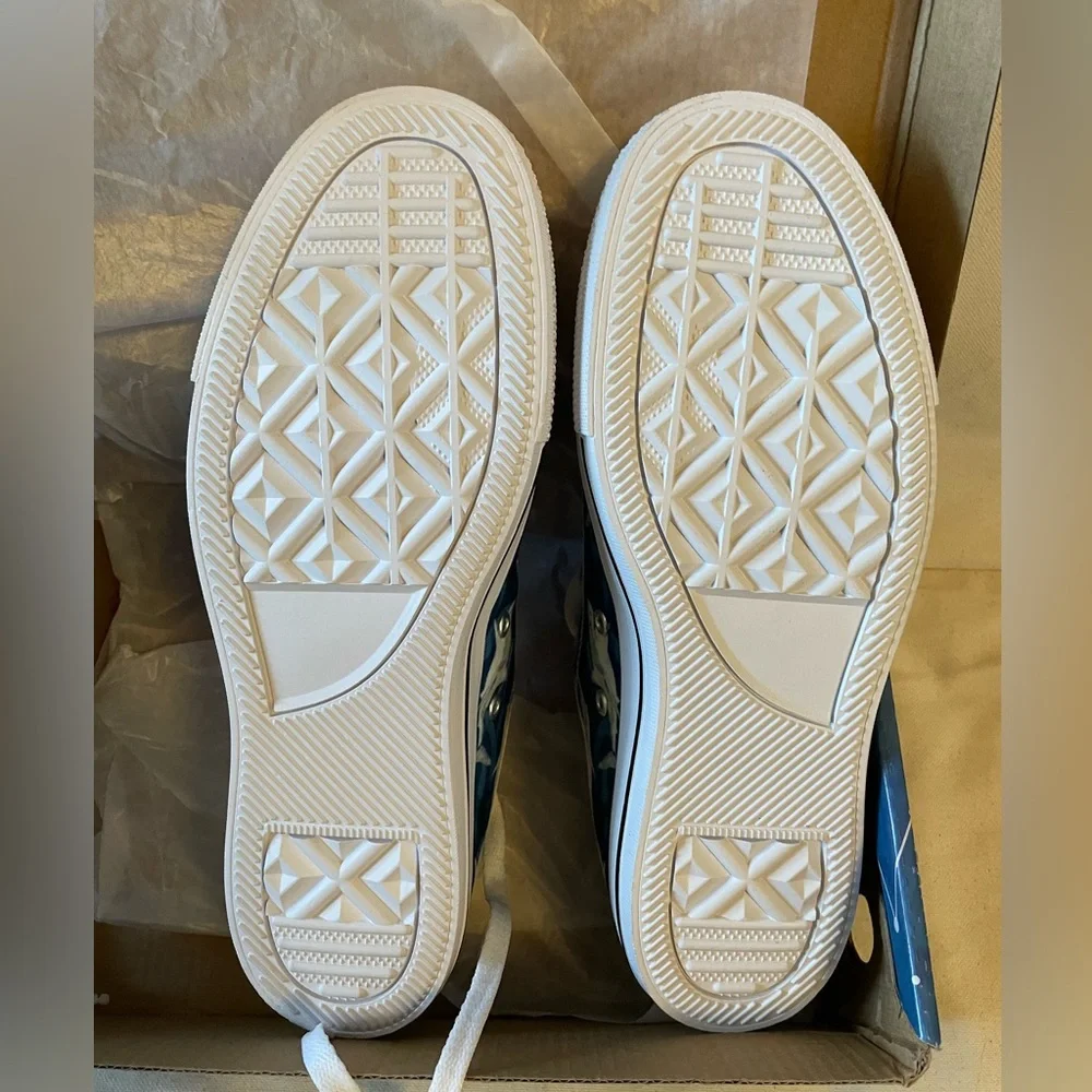 Custom Shark Sneakers women’s size 9 or men’s size 7 - Picture 5 of 6